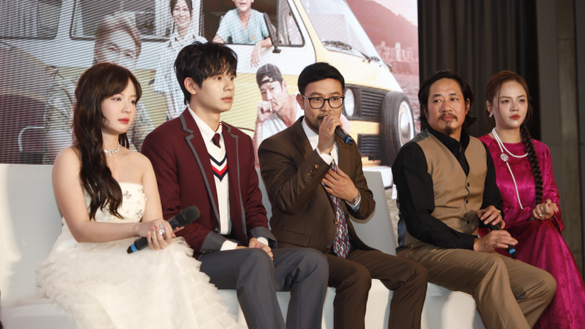 Nghệ sỹ Ưu tú Thái Sơn (giữa) chia sẻ về trải nghiệm khi tham gia bộ phim “Cha tôi, người ở lại.” (Ảnh: CTV/Vietnam+)