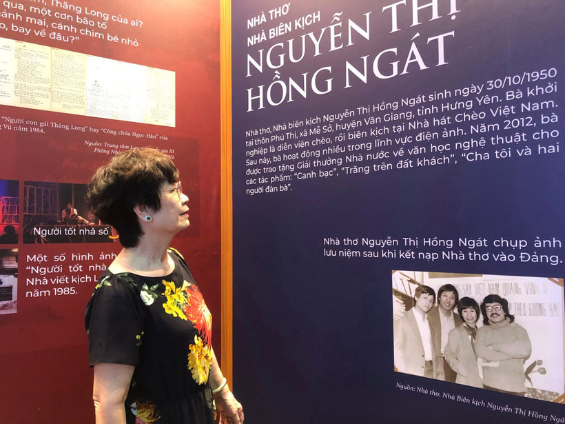 Nhà thơ, nhà biên kịch Nguyễn Thị Hồng Ngát bên khu vực triển lãm các tư liệu đã gửi tặng cho Trung tâm Lưu trữ Quốc gia III. (Ảnh: NVCC)
