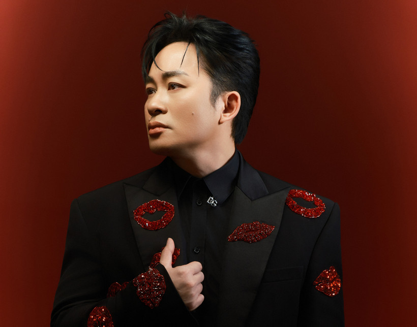 Từng ra mắt 6 album riêng, tổ chức 10 liveshow và sở hữu hàng loạt giải thưởng âm nhạc lớn, Tùng Dương cho biết anh luôn sẵn sàng đồng hành cùng người trẻ như một cách “hồi đáp” cho chính thanh xuân của mình. (Ảnh: NVCC)