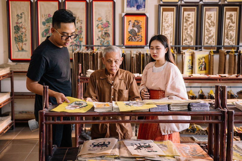 Những người tham gia dự án ghi lại hình ảnh tư liệu về nghề làm tranh truyền thống. (Ảnh: PV/Vietnam+)