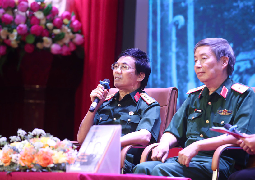 Tiến sỹ, bác sỹ Đàm Duy Thiên (trái) - người lính vẽ bản đồ trong Chiến dịch Hồ Chí Minh. (Ảnh: Nam Nguyễn/Vietnam+)