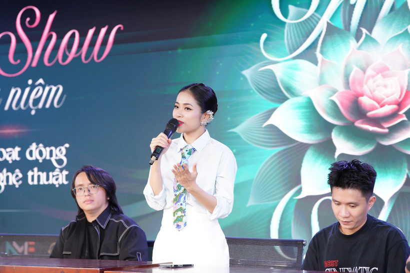 Ca sỹ, nhạc sỹ, Đại úy Hoàng Hồng Ngọc chia sẻ tại cuộc gặp gỡ báo chí giới thiệu liveshow cá nhân. (Ảnh: PV/Vietnam+)