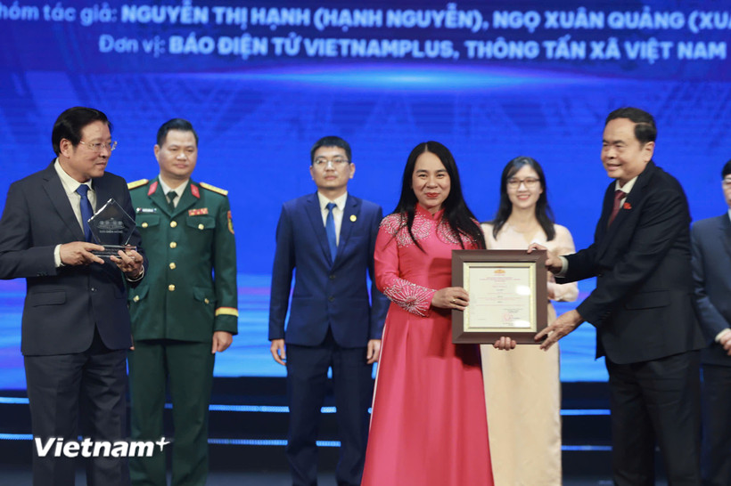 Nhà báo Nguyễn Thị Hạnh đại diện nhóm tác giả nhận Giải A. (Ảnh: Hoài Nam/Vietnam+)