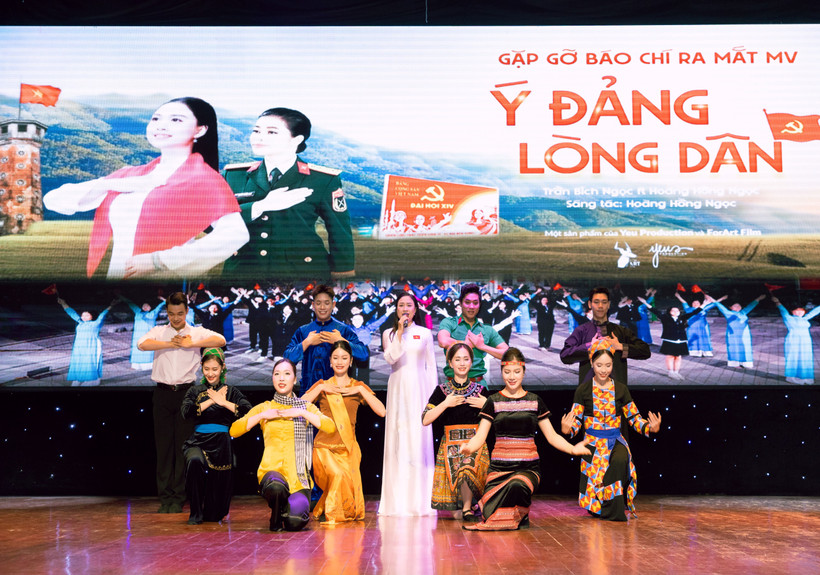 Ca sỹ Trần Bích Ngọc mong muốn mang đến những ca khúc chính luận mang màu sắc trẻ trung. (Ảnh: PV/Vietnam+)