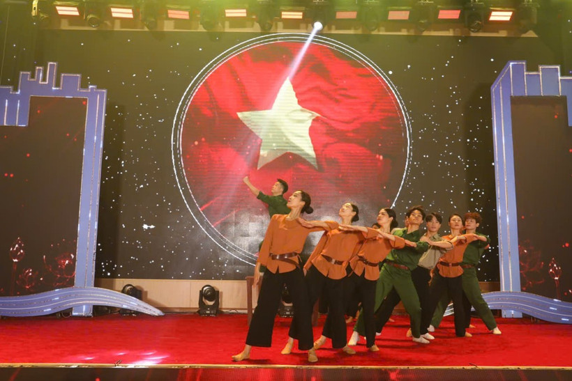 Hướng tới kỷ niệm 50 năm giải phóng miền Nam, thống nhất đất nước, các đơn vị nghệ thuật đầu tư dàn dựng nhiều tiết mục công phu, giàu giá trị tư tưởng. (Ảnh: PV/Vietnam+)