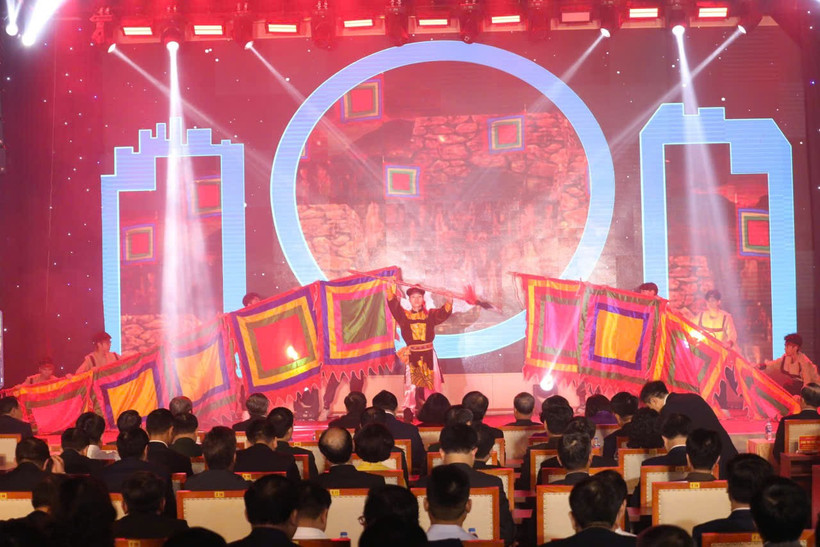 Chương trình nghệ thuật kỷ niệm 120 năm thành lập quận Hà Đông do tác giả, đạo diễn Lê Thế Song thực hiện. (Ảnh: PV/Vietnam+)