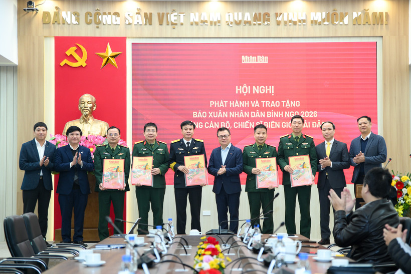 Báo Nhân Dân trao tặng báo Xuân cho cán bộ, chiến sỹ biên giới, hải đảo. (Ảnh: PV/Vietnam+)