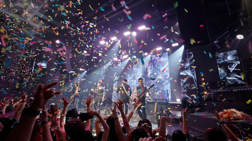 Trong chương trình kỷ niệm 30 năm thành lập, ban nhạc Bức Tường sử dụng các bản phối mới, với sự kết hợp cùng Rap, nhạc cụ truyền thống, tạo nên một không gian giàu cảm xúc và đậm chất đương đại. (Ảnh minh họa: PV/Vietnam+)