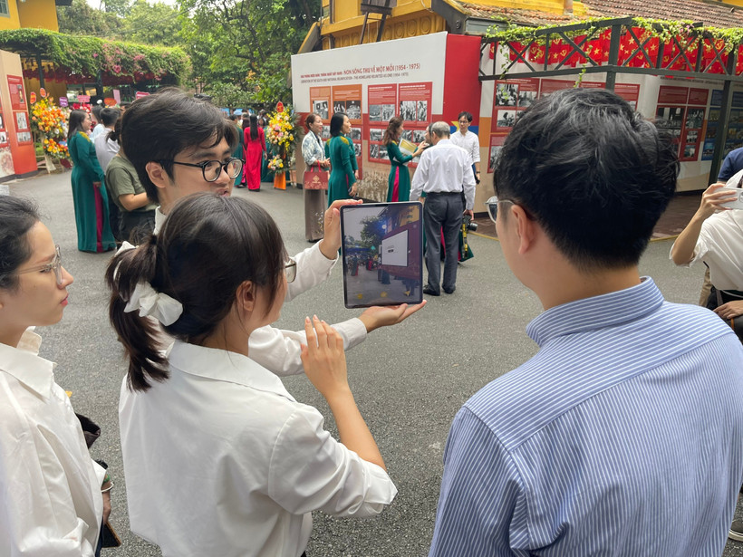 Trải nghiệm AR giúp du khách thuận tiện trong lịch trình tham quan. (Ảnh: BVHTTDL)