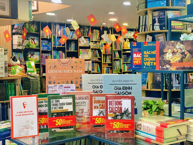 Không gian sách chào mừng ngày thống nhất đất nước tại nhà sách. (Ảnh: PV/Vietnam+)