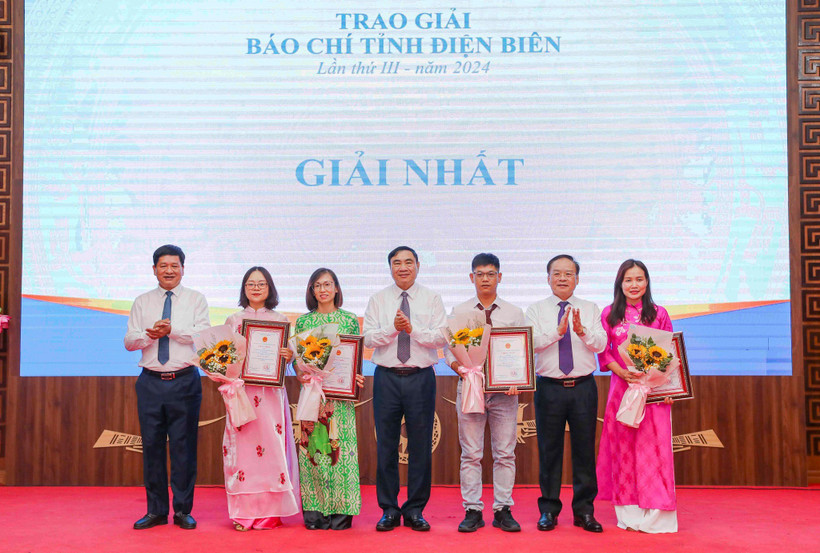 Phóng viên Đỗ Minh Thu, Báo Điện tử VietnamPlus (thứ hai từ trái sang) nhận Giải Nhất. (Ảnh: Xuân Tư/TTXVN)