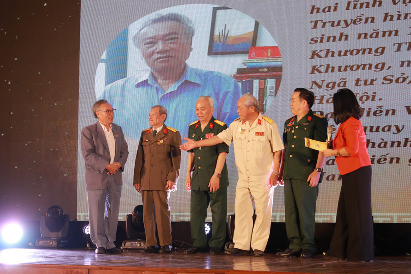 Các nhân chứng lịch sử hội ngộ trong chương trình. (Ảnh: Minh Anh/Vietnam+)