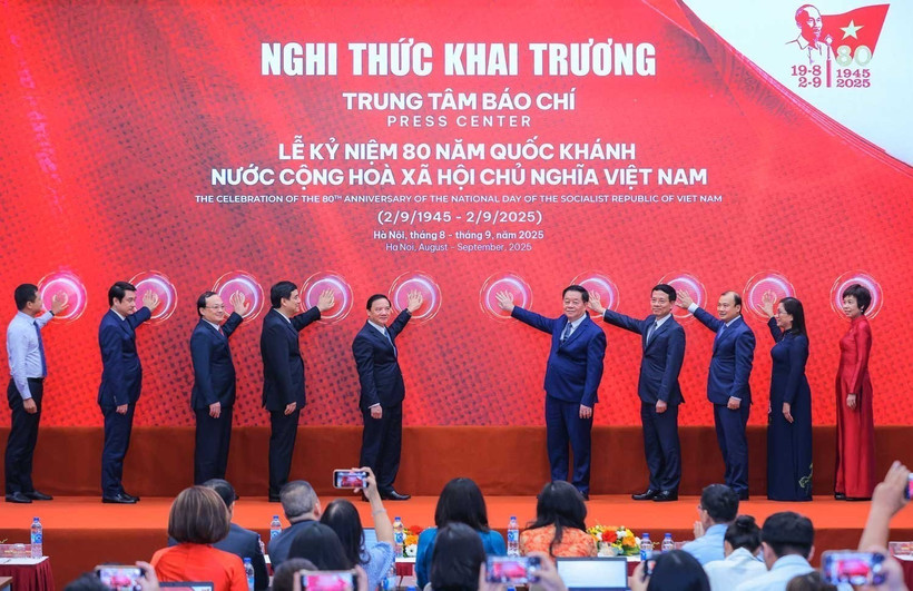 Ông Nguyễn Trọng Nghĩa, Uỷ viên Bộ Chính trị, Bí thư Trung ương Đảng, Trưởng Ban Tuyên giáo và Dân vận Trung ương và các đại biểu thực hiện nghi Lễ khai trương Trung tâm Báo chí. (Ảnh: Hoàng Hiếu/TTXVN)