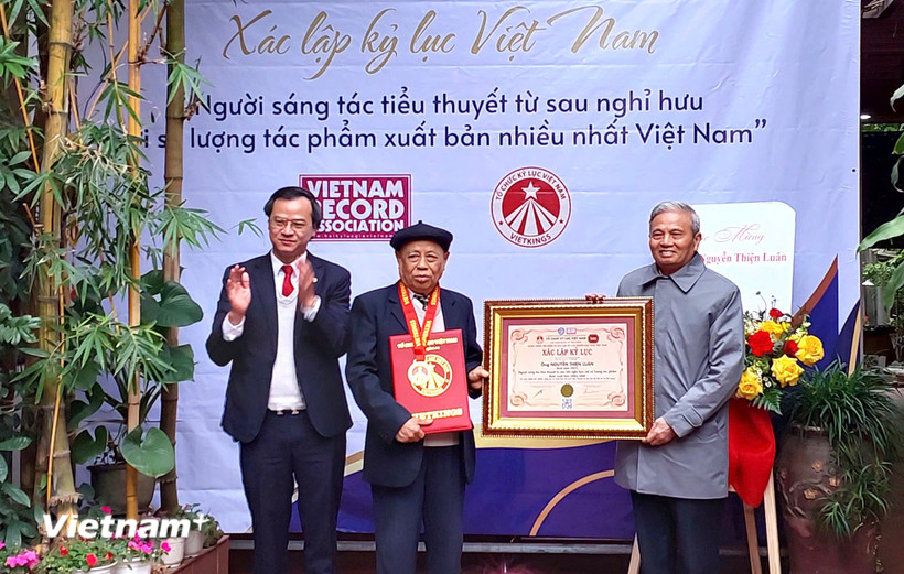 Tiến sỹ Nguyễn Thiện Luận nhận Kỷ lục Việt Nam. (Ảnh: Minh Thu/Vietnam+)