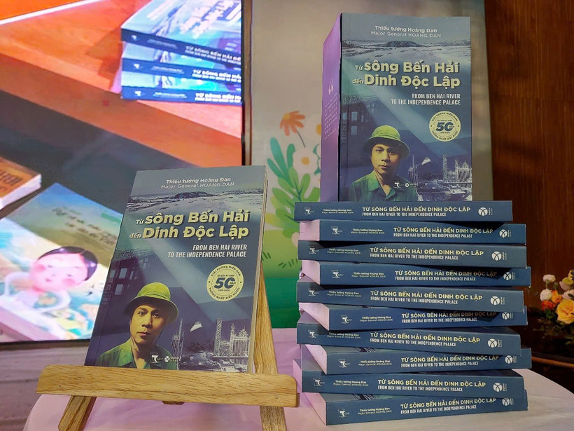 Ấn bản song ngữ Việt-Anh ra mắt kỷ niệm 50 năm Ngày giải phóng miền Nam, thống nhất đất nước. (Ảnh: Minh Thu/Vietnam+)