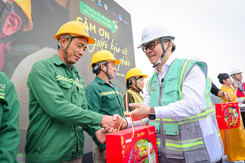 Ông Lê Quốc Minh, Ủy viên Trung ương Đảng, Tổng Biên tập Báo Nhân dân, Phó Trưởng ban Tuyên giáo và Dân vận Trung ương, Chủ tịch Hội Nhà báo Việt Nam trao quà của chương trình "Xây Tết 2026" cho các công nhân. (Ảnh: CTV/Vietnam+)