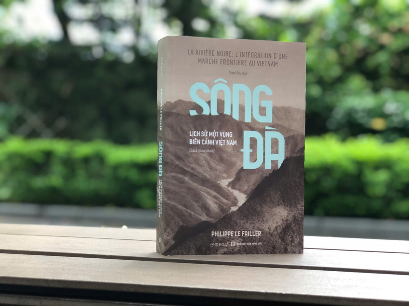 Bìa sách là hình ảnh Sông Đà khoảng năm 1917-1934. (Ảnh: PV/Vietnam+)