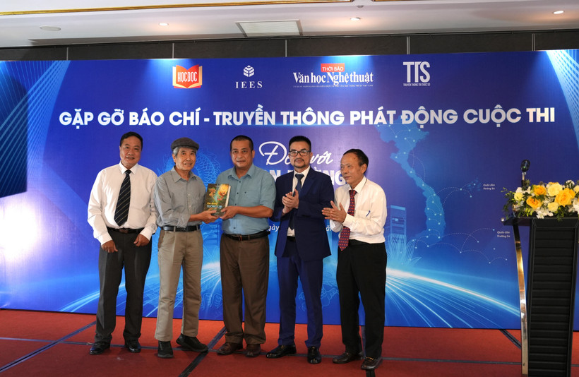 Ông Nguyễn Văn Khương, Viện trưởng Viện Khoa học Giáo dục và Môi trường (thứ hai từ phải sang) cùng các đại biểu văn nghệ sỹ. (Ảnh: PV/Vietnam+)