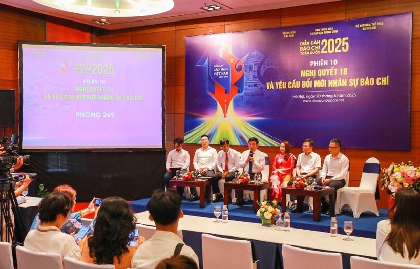 Phiên thảo luận 10 với chủ đề "Nghị quyết 18 và yêu cầu đổi mới nhân sự báo chí". (Ảnh: Khánh Hoà/TTXVN)