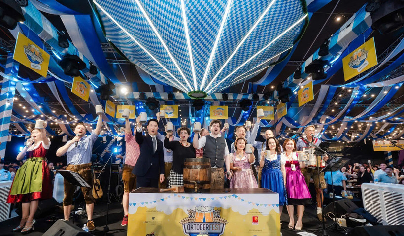 Lễ hội bia Oktoberfest diễn ra trong ba ngày tại Hà Nội do Hiệp hội doanh nghiệp Đức tại Việt Nam tổ chức dưới sự bảo trợ của Đại sứ quán Đức Hà Nội là một trong những hoạt động kỷ niệm 50 năm thiết lập quan hệ ngoại giao Việt Nam-Đức. (Ảnh: ĐSQ)