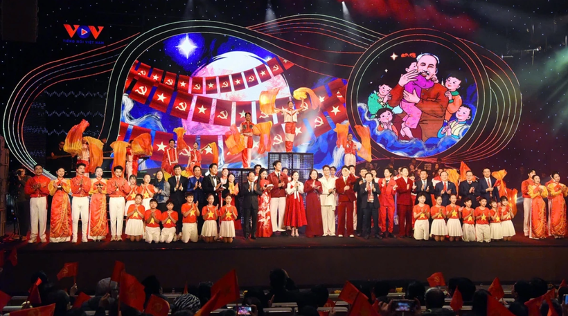 Với cấu trúc ba chương rành mạch, chương trình “Với Đảng vẹn toàn niềm tin yêu” cân bằng giữa những giai điệu quen thuộc tạo cảm giác gần gũi với tác phẩm mới tạo sự tươi mới và nguồn chất liệu dài hơi. (Ảnh: CTV/Vietnam+)