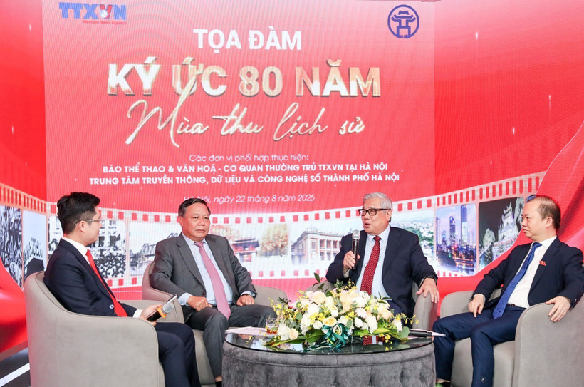 Các diễn giả tại tọa đàm. (Ảnh: Khánh Hoà/TTXVN)