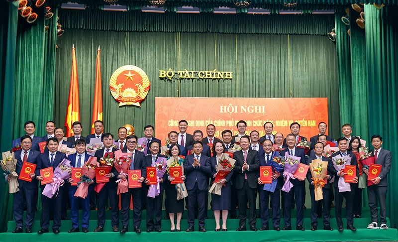 Lãnh đạo Bộ Tài chính trao quyết định và chúc mừng lãnh đạo cấp trưởng các đơn vị thuộc Bộ, trong đó có Tổng Biên tập Báo Tài chính-Đầu tư Phạm Văn Hoành (ngoài cùng bên phải). (Ảnh: Đức Thanh)