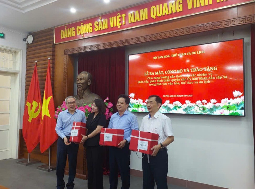 Thứ trưởng Bộ Văn hóa, Thể thao và Du lịch Phan Tâm trao cuốn cẩm nang cho đại diện một số Sở Văn hóa địa phương. (Ảnh: Minh Thu/Vietnam+) 