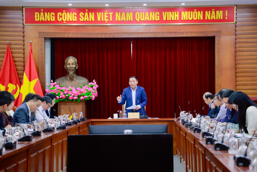 Bộ trưởng Bộ Văn hóa, Thể thao và Du lịch Nguyễn Văn Hùng chủ trì buổi làm việc với Cục Báo chí ngày 11/3. (Ảnh: BVH)