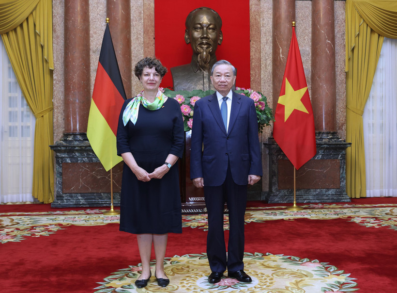 Tổng Bí thư, Chủ tịch nước Tô Lâm và Đại sứ Cộng hoà Liên bang Đức tại Việt Nam Helga Margarete Barth chụp ảnh chung. (Ảnh: Lâm Khánh/TTXVN)
