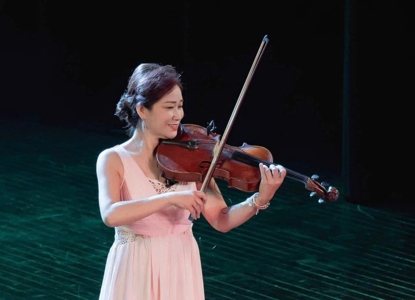 Nghệ sỹ viola quốc tế Nguyệt Thu đang triển khai dự án đưa âm nhạc vào trong các bệnh viện. (Ảnh: NVCC)