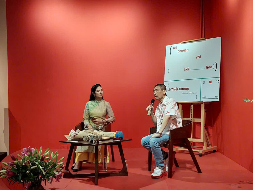 Họa sỹ Lê Thiết Cương chia sẻ về cuốn sách. (Ảnh: Minh Thu/Vietnam+)