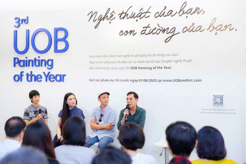 Họa sỹ Đặng Xuân Hòa (phải), Chủ tịch Hội đồng nghệ thuật hội họa, Hội Mỹ thuật Việt Nam. (Ảnh: PV/Vietnam+)