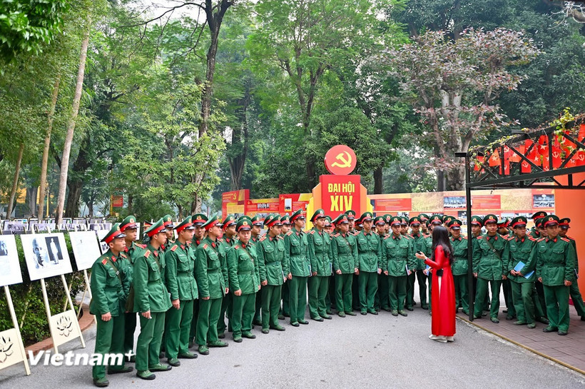 Cụm trưng bày thu hút đông đảo các tầng lớp nhân dân, cán bộ, chiến sỹ tham quan. (Ảnh: Nam Nguyễn/Vietnam+)