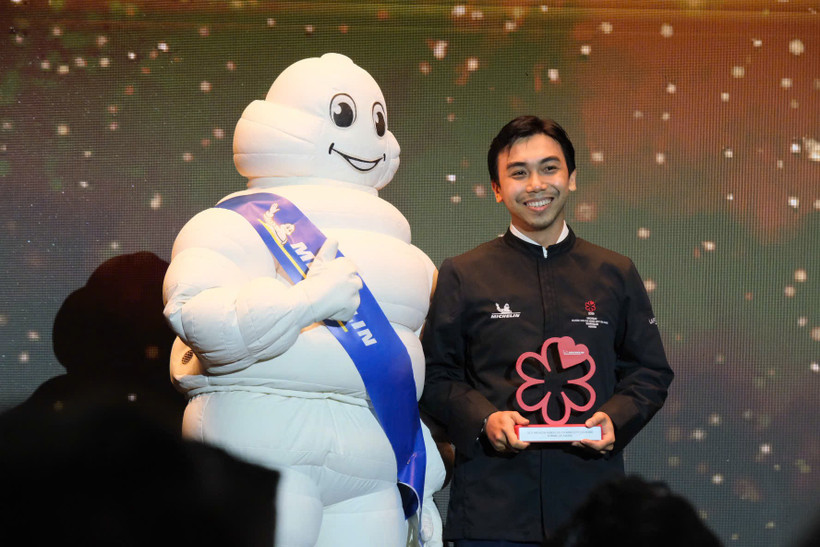 Anh Paul Võ đến từ nhà hàng Nephele tại Thành phố Hồ Chí Minh nhận Giải thưởng Chuyên gia nếm rượu. (Ảnh: PV/Vietnam+)