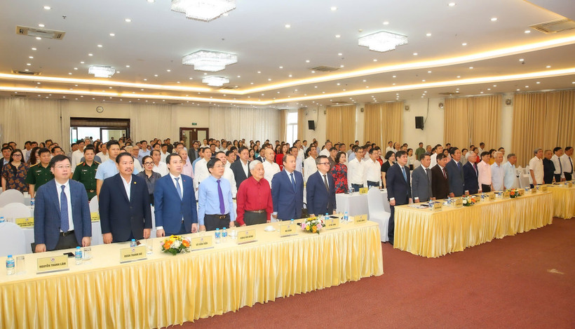 Các đại biểu chào cờ tại Lễ kỷ niệm 75 năm Ngày thành lập Hội Nhà báo Việt Nam. (Ảnh: PV/Vietnam+)