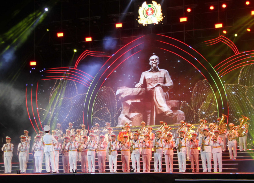 Thông qua các tiết mục nghệ thuật đặc sắc, được dàn dựng công phu, chương trình tuyên truyền, giáo dục truyền thống yêu nước, lý tưởng cách mạng và lan tỏa việc học tập, làm theo tư tưởng, đạo đức, phong cách Hồ Chí Minh. (Ảnh minh họa: Văn Tý/TTXVN)