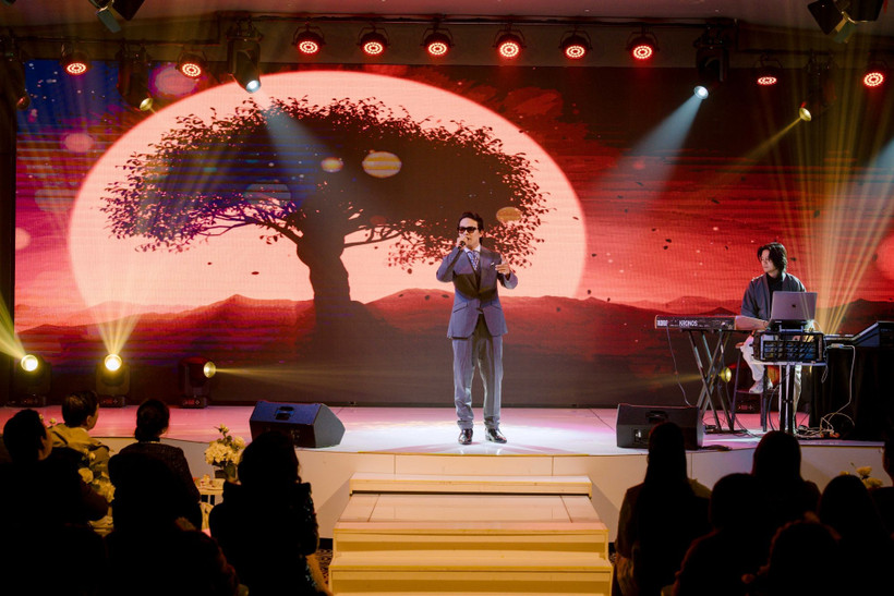 Ca sỹ-nhạc sỹ Dương Trường Giang trong đêm nhạc "Giang Phố." (Ảnh: CTV/Vietnam+)