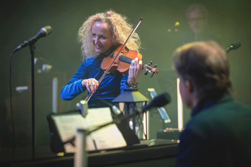 Đây là lần đầu tiên nhóm nhạc đến Việt Nam biểu diễn. Việt Nam cũng là điểm đến đầu tiên trong chuyến lưu diễn thế giới kỷ niệm 30 năm sự nghiệp của bộ đôi huyền thoại. (Ảnh: FB)