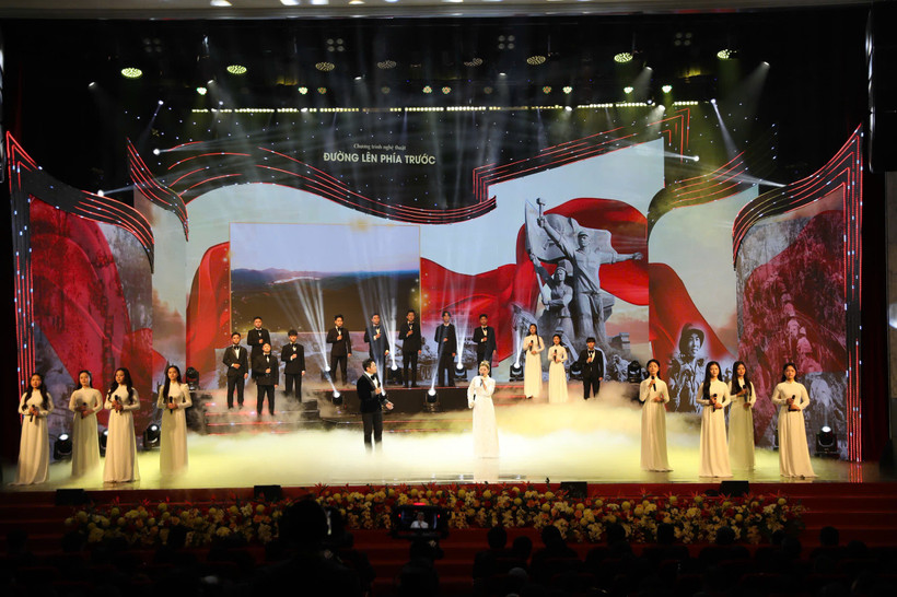 Chương trình nghệ thuật chính luận “Đường lên phía trước” do Bộ Văn hóa, Thể thao và Du lịch chủ trì, tổ chức ngày 3/2. (Ảnh: PV/Vietnam+)