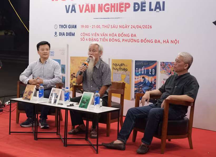 (Từ trái sang) Nhà văn Mai Anh Tuấn, nhà phê bình Phạm Xuân Nguyên và nhà văn Nguyễn Việt Hà trong tọa đàm về nhà văn Nguyễn Huy Thiệp. (Ảnh: Minh Thu/Vietnam+)