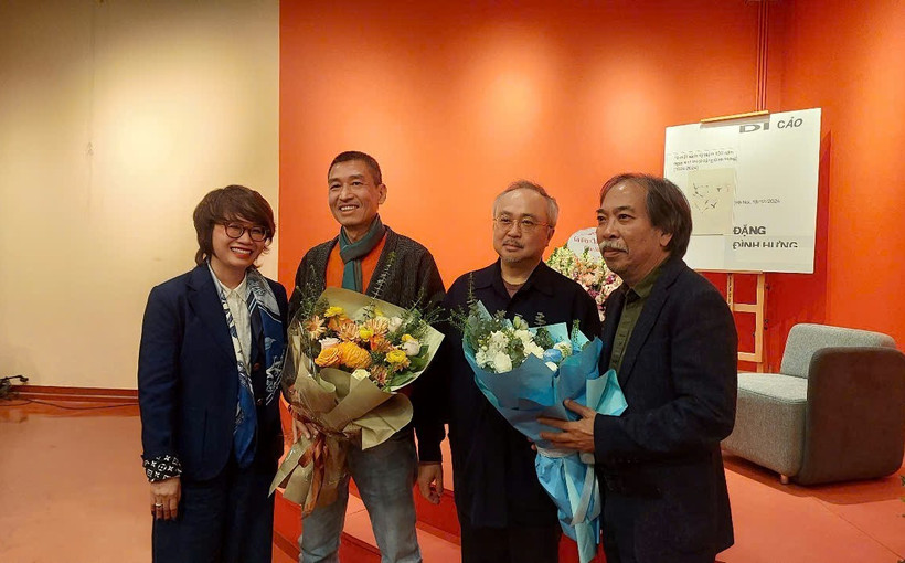 (Từ trái sang) Giám đốc Nhà xuất bản Hội Nhà văn Nguyễn Thúy Hằng, họa sỹ Lê Thiết Cương, Nghệ sỹ Nhân dân Đặng Thái Sơn và nhà thơ Nguyễn Quang Thiều, Chủ tịch Hội Nhà văn Việt Nam. (Ảnh: Minh Thu/Vietnam+)