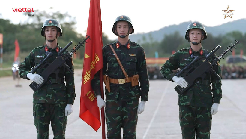 Thượng úy Lê Hoàng Hiệp cùng diễn viên Bình An, Huỳnh Anh trong chương trình truyền hình thực tế “Sao nhập ngũ 2025.” (Ảnh: NSX)