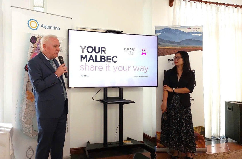 Đại sứ Argentina tại Việt Nam Marcos A. Bednarski chia sẻ thông tin về Ngày Malbec Thế giới. (Ảnh: Minh Thu/Vietnam+)