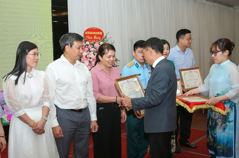 Ban Thường vụ Hội Nhà báo Việt Nam đã trang trọng công nhận và trao tặng Cờ thi đua của Hội cho 21 tập thể có thành tích xuất sắc, trao Bằng khen cho 28 tập thể và 51 cá nhân có những đóng góp nổi bật trong hoạt động nghiệp vụ và xây dựng Hội trong năm 2024. (Ảnh: PV/Vietnam+)