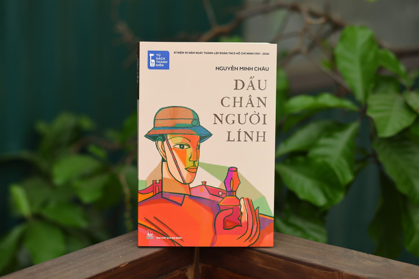 Tiểu thuyết “Dấu chân người lính” được viết giữa chiến trường, giữa cuộc chiến đấu khốc liệt nơi nhà văn sát cánh cùng sống, cùng chiến đấu với bộ đội và 2026 Bet88.com link không chặn. (Ảnh: PV/Vietnam+)