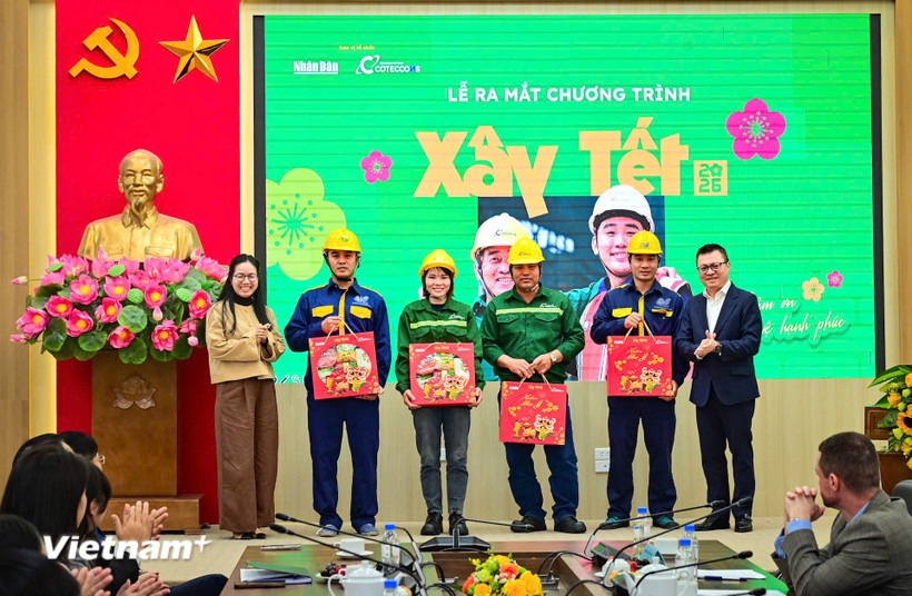Ban Tổ chức trao quà tặng công nhân xây dựng của Coteccons và công nhân môi trường của Công ty TNHH Một thành viên Thoát nước Hà Nội. (Ảnh: CTV/Vietnam+)