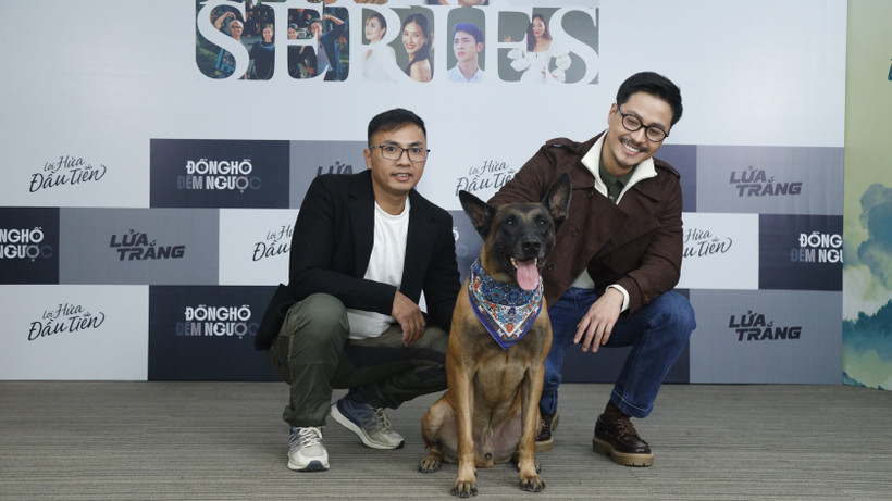 Diễn viên Thanh Sơn (phải) và Coddy trong buổi họp báo ra mắt phim. (Ảnh: PV/Vietnam+)