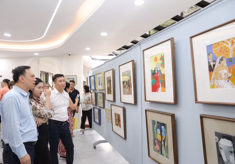 Triển lãm cho thấy sự gắn bó của báo chí, văn chương và mỹ thuật ở Việt Nam qua thời gian, và sự gắn bó ấy là đóng góp vô cùng ý nghĩa vào bản sắc nhân văn của báo chí cách mạng Việt Nam. (Ảnh: CTV/Vietnam+)