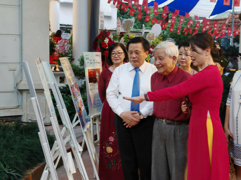 Ông Nguyễn Xuân Thắng, Ủy viên Bộ Chính trị, Giám đốc Học viện Chính trị Quốc gia Hồ Chí Minh; nhà báo lão thành Hà Đăng cùng các đại biểu tham quan triển lãm. (Ảnh: Nam Sương/TTXVN)